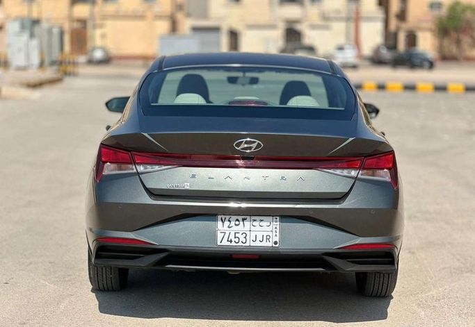 مستعملة Hyundai Elantra VII (CN7)، 1.6 لتر، 2022 في المملكة العربية السعودية، الرياض من Al Shukh شركة معرض الشيوخ للسيارات، اللون رمادي.  | AUTO.AE | إعلان #296208 — صورة 4 من 14