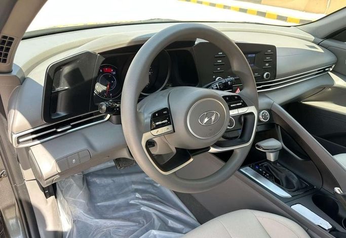 مستعملة Hyundai Elantra VII (CN7)، 1.6 لتر، 2022 في المملكة العربية السعودية، الرياض من Al Shukh شركة معرض الشيوخ للسيارات، اللون رمادي.  | AUTO.AE | إعلان #296208 — صورة 8 من 14