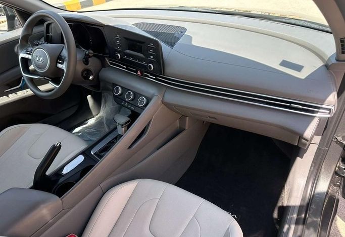 مستعملة Hyundai Elantra VII (CN7)، 1.6 لتر، 2022 في المملكة العربية السعودية، الرياض من Al Shukh شركة معرض الشيوخ للسيارات، اللون رمادي.  | AUTO.AE | إعلان #296208 — صورة 13 من 14