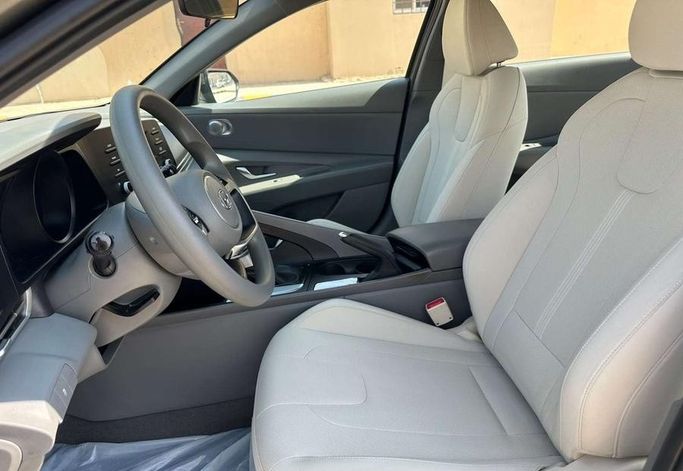 مستعملة Hyundai Elantra VII (CN7)، 1.6 لتر، 2022 في المملكة العربية السعودية، الرياض من Al Shukh شركة معرض الشيوخ للسيارات، اللون رمادي.  | AUTO.AE | إعلان #296208 — صورة 10 من 14