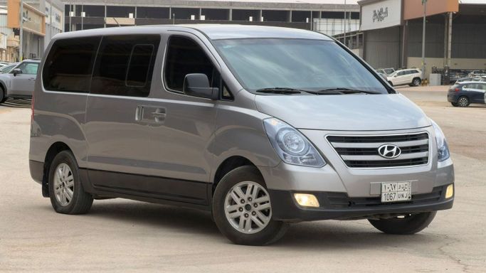 Подержанный Hyundai H-1 II Рестайлинг, 2.4 л, 2016 в Саудовская Аравия, Эр-Рияд от شركة رمال الأندلس للسيارات Серый цвет. GCC | AUTO.AE | Объявление #253546