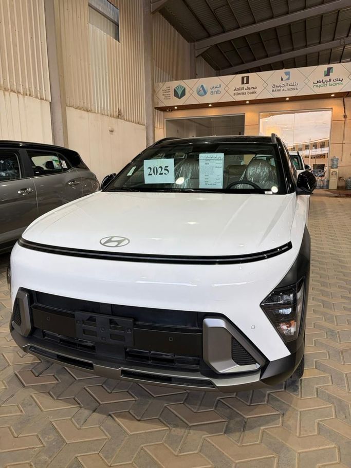 جديدة Hyundai Kona II (SX2), 2.0 l, 2025 في في المملكة العربية السعودية, الرياض من Al Salhi Auto معرض الصالحي للسيارات، اللون أبيض.  | AUTO.AE | إعلان #247173