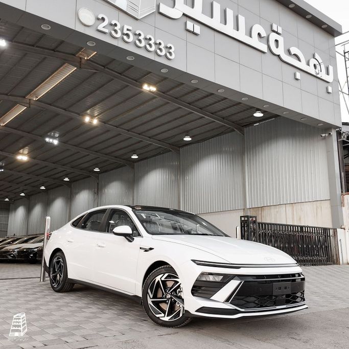 جديدة Hyundai Sonata عملية فيس ليفت VIII (DN8), 1.5 l, 2026 في في المملكة العربية السعودية, الرياض من Bahjat Aseer Auto Exhibition معرض بهجة عسير للسيارات، اللون أبيض.  | AUTO.AE | إعلان #252324