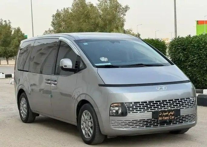Подержанный Hyundai Staria, 2.2 л, 2022 в Саудовская Аравия, Эр-Рияд от Al Yami Cars  معرض اليامي للسيارات Серый цвет. GCC | AUTO.AE | Объявление #260239