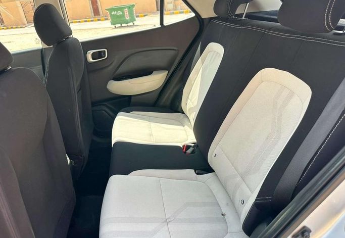 Подержанный Hyundai Venue I (Indian Market) Рестайлинг, 1.0 л, 2024 в Саудовская Аравия, Эр-Рияд от Al Shukh شركة معرض الشيوخ للسيارات Серебристый цвет.  | AUTO.AE | Объявление #296213 — фото 11 из 15