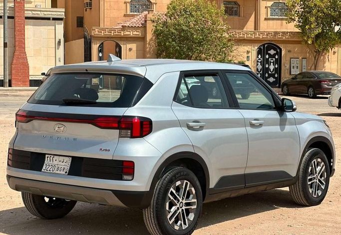 Подержанный Hyundai Venue I (Indian Market) Рестайлинг, 1.0 л, 2024 в Саудовская Аравия, Эр-Рияд от Al Shukh شركة معرض الشيوخ للسيارات Серебристый цвет.  | AUTO.AE | Объявление #296213 — фото 3 из 15