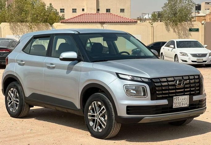 Подержанный Hyundai Venue I (Indian Market) Рестайлинг, 1.0 л, 2024 в Саудовская Аравия, Эр-Рияд от Al Shukh شركة معرض الشيوخ للسيارات Серебристый цвет.  | AUTO.AE | Объявление #296213 — фото 4 из 15