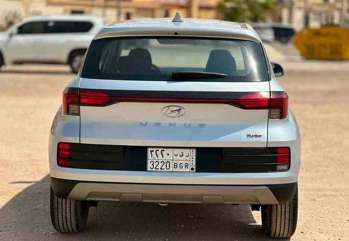 Подержанный Hyundai Venue I (Indian Market) Рестайлинг, 1.0 л, 2024 в Саудовская Аравия, Эр-Рияд от Al Shukh شركة معرض الشيوخ للسيارات Серебристый цвет.  | AUTO.AE | Объявление #296213 — фото 5 из 15