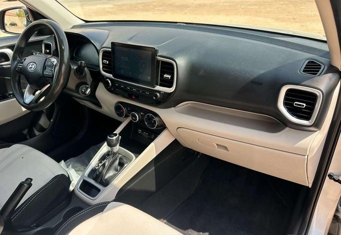 Подержанный Hyundai Venue I (Indian Market) Рестайлинг, 1.0 л, 2024 в Саудовская Аравия, Эр-Рияд от Al Shukh شركة معرض الشيوخ للسيارات Серебристый цвет.  | AUTO.AE | Объявление #296213 — фото 13 из 15