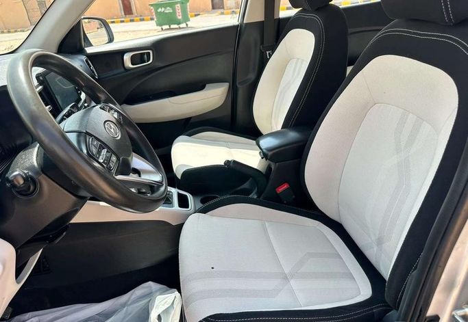 Подержанный Hyundai Venue I (Indian Market) Рестайлинг, 1.0 л, 2024 в Саудовская Аравия, Эр-Рияд от Al Shukh شركة معرض الشيوخ للسيارات Серебристый цвет.  | AUTO.AE | Объявление #296213 — фото 15 из 15