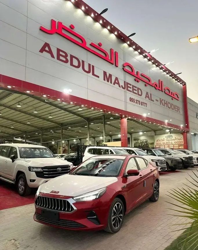 Новый ⁦JAC J7 I, 1.5 л, 2025⁩ в Саудовская Аравия, Эр-Рияд от Al Khedr Cars الخضر للسيارات Красный цвет.  | AUTO.AE | Объявление #289207