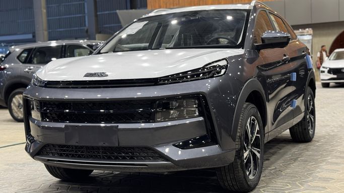 جديدة JAC JS6, 1.5 l, 2025 في في المملكة العربية السعودية, الرياض من Wasm Car Trading شركة وسم للسيارات، اللون رمادي.  | AUTO.AE | إعلان #245051