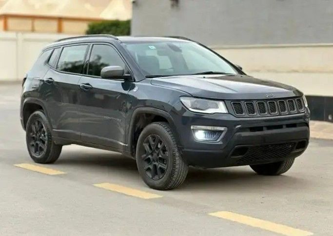 مستعملة Jeep Compass ثانياً, 2.4 l, 2018 في في المملكة العربية السعودية, الرياض من معرض الدوسري للسيارات، اللون رمادي. مواصفات الخليج | AUTO.AE | إعلان #258616