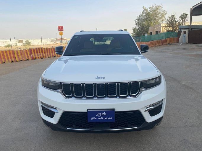 مستعملة Jeep Grand Cherokee V (WL), 2.0 l, 2023 في في المملكة العربية السعودية, الرياض من Nasser Bin Ateq Cars معرض ناصر بن عاتق للسيارات، اللون أبيض. مواصفات الخليج | AUTO.AE | إعلان #252144