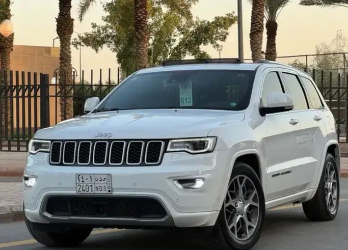 مستعملة Jeep Grand Cherokee عملية فيس ليفت IV (WK2), 5.7 l, 2021 في في المملكة العربية السعودية, الرياض من Al Sunaid معرض السنيد للسيارات، اللون أبيض.  | AUTO.AE | إعلان #266717