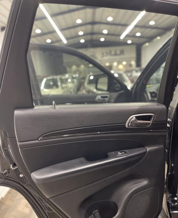 Подержанный Jeep Grand Cherokee IV (WK2) Рестайлинг, 3.6 л, 2020 в Саудовская Аравия, Эр-Рияд от Auto City أوتو سيتي Черный цвет.  | AUTO.AE | Объявление #296433 — фото 12 из 13