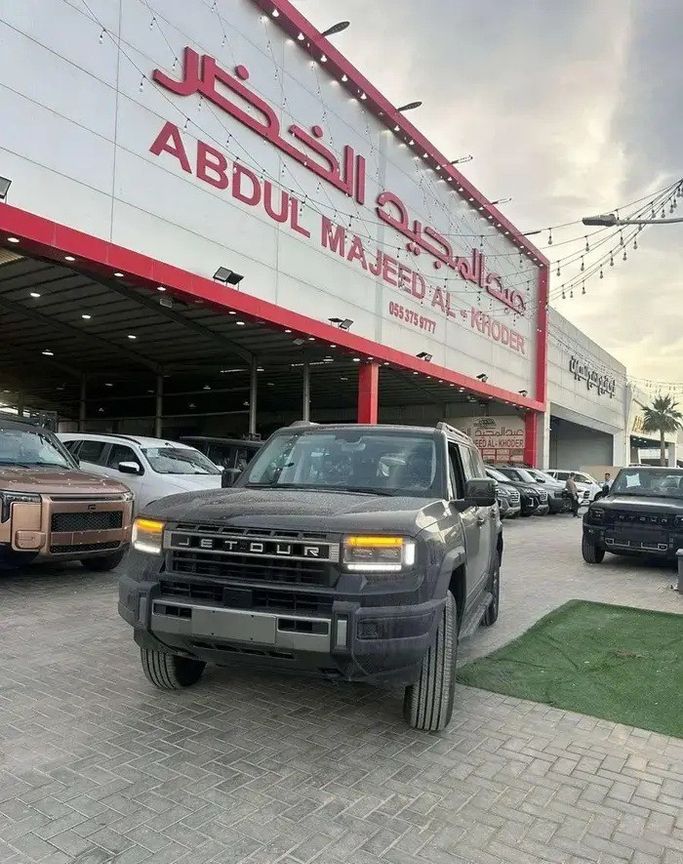 Новый ⁦Jetour G700, 2.0 л, 2026⁩ в Саудовская Аравия, Эр-Рияд от Al Khedr Cars الخضر للسيارات Черный цвет.  | AUTO.AE | Объявление #289158