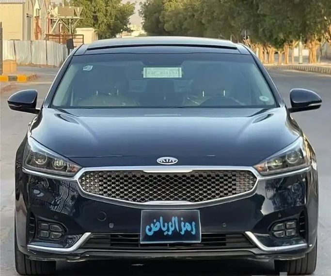 مستعملة Kia Cadenza ثانياً, 3.3 l, 2018 في في المملكة العربية السعودية, الرياض من Ramz Al Riyadh شركة رمز الرياض، اللون أسود. مواصفات الخليج | AUTO.AE | إعلان #258180