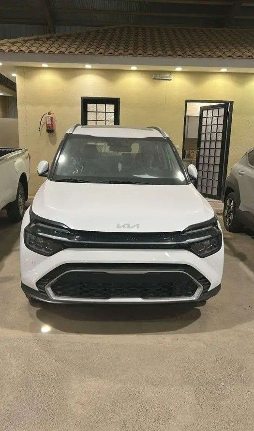 جديدة Kia Carens IV (كنتاكي), 1.5 l, 2025 في في المملكة العربية السعودية, الرياض من Al Janoub Cars معرض الجنوب الحديث للسيارات، اللون أبيض. مواصفات الخليج | AUTO.AE | إعلان #258248