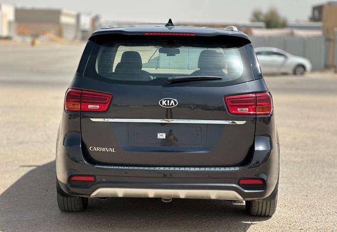 مستعملة Kia Carnival ثالثاً، 2.2 لتر، 2019 في المملكة العربية السعودية، الرياض من Al Shukh شركة معرض الشيوخ للسيارات، اللون رمادي.  | AUTO.AE | إعلان #296195 — صورة 3 من 15