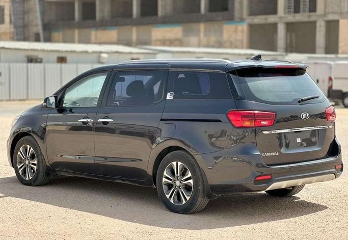 مستعملة Kia Carnival ثالثاً، 2.2 لتر، 2019 في المملكة العربية السعودية، الرياض من Al Shukh شركة معرض الشيوخ للسيارات، اللون رمادي.  | AUTO.AE | إعلان #296195 — صورة 4 من 15