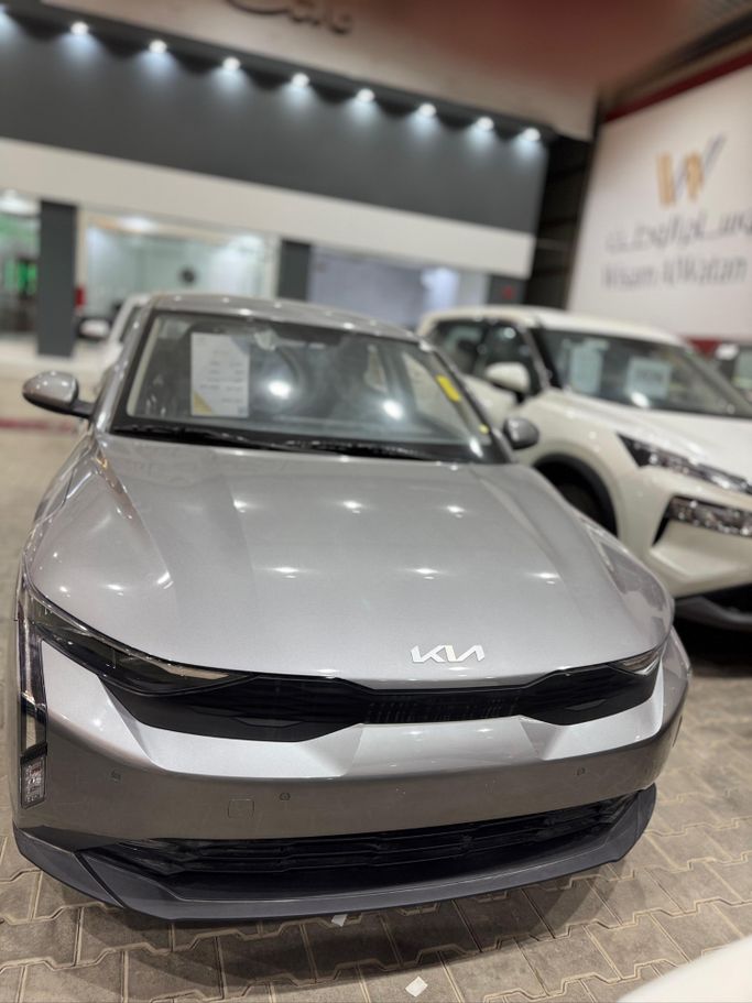 جديدة Kia K3 III (BL7), 1.6 l, 2026 في في المملكة العربية السعودية, الرياض من Wisam Al Watan وسام الوطن، اللون فضي. أخرى | AUTO.AE