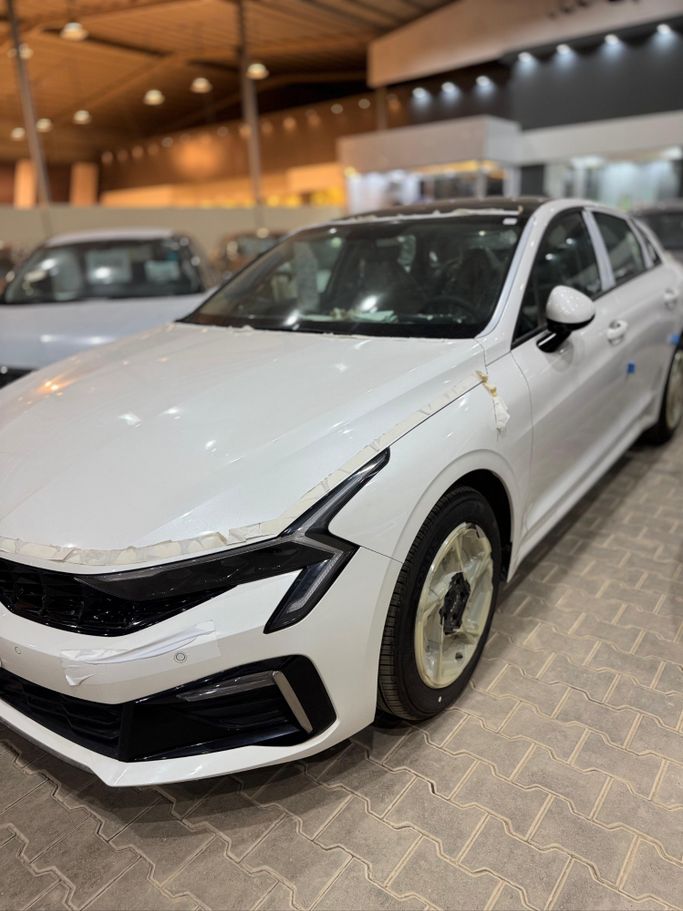 جديدة Kia K5 ثالثاً فيس ليفت, 2.5 l, 2026 في في المملكة العربية السعودية, الرياض من Wisam Al Watan وسام الوطن، اللون أبيض. أخرى | AUTO.AE