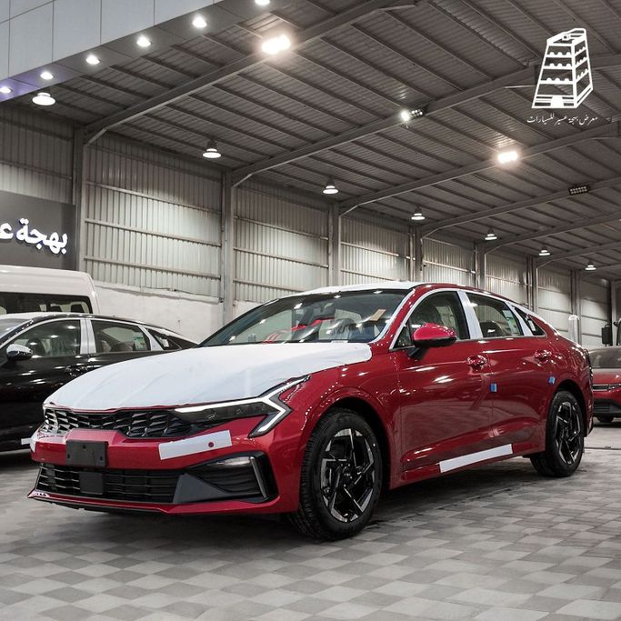 جديدة Kia K5 ثالثاً فيس ليفت, 2.0 l, 2026 في في المملكة العربية السعودية, الرياض من Bahjat Aseer Auto Exhibition معرض بهجة عسير للسيارات، اللون أحمر.  | AUTO.AE | إعلان #252587