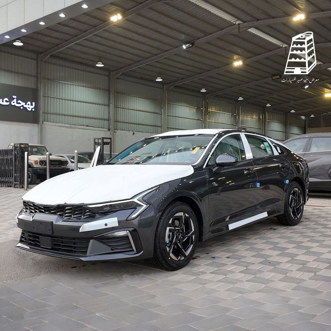 جديدة Kia K5 ثالثاً فيس ليفت, 2.0 l, 2026 في في المملكة العربية السعودية, الرياض من Bahjat Aseer Auto Exhibition معرض بهجة عسير للسيارات، اللون رمادي.  | AUTO.AE | إعلان #252589