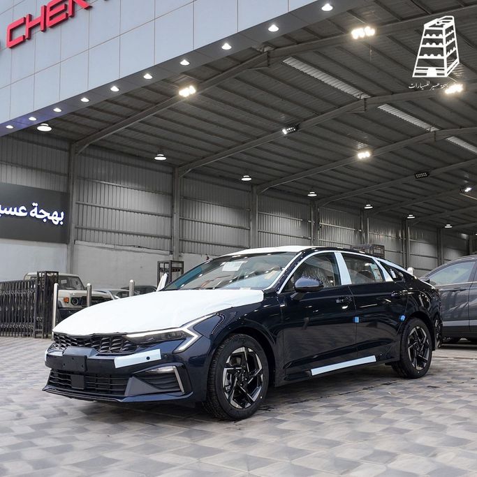 جديدة Kia K5 ثالثاً فيس ليفت, 1.6 l, 2026 في في المملكة العربية السعودية, الرياض من Bahjat Aseer Auto Exhibition معرض بهجة عسير للسيارات، اللون أزرق.  | AUTO.AE | إعلان #252590