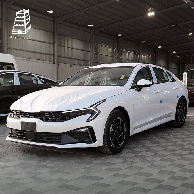 Новый Kia K5 III Рестайлинг, 1.6 л, 2026 в Саудовская Аравия, Эр-Рияд от Bahjat Aseer Auto Exhibition معرض بهجة عسير للسيارات Белый цвет.  | AUTO.AE | Объявление #252600