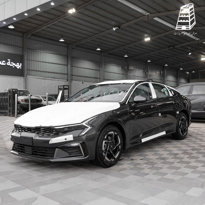 Новый Kia K5 III Рестайлинг, 1.6 л, 2026 в Саудовская Аравия, Эр-Рияд от Bahjat Aseer Auto Exhibition معرض بهجة عسير للسيارات Серый цвет.  | AUTO.AE | Объявление #252665