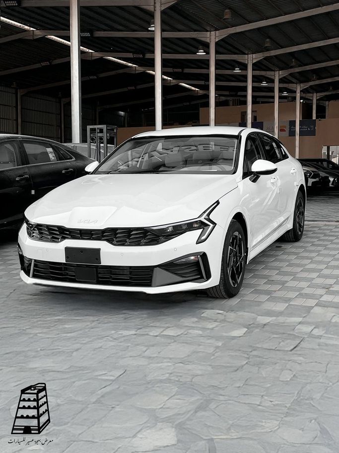 جديدة Kia K5 ثالثاً فيس ليفت, 1.6 l, 2026 في في المملكة العربية السعودية, الرياض من Bahjat Aseer Auto Exhibition معرض بهجة عسير للسيارات، اللون أبيض.  | AUTO.AE | إعلان #252675