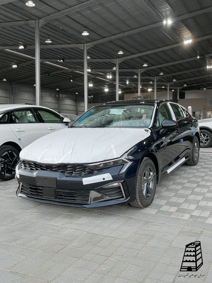 جديدة Kia K5 ثالثاً فيس ليفت, 2.0 l, 2026 في في المملكة العربية السعودية, الرياض من Bahjat Aseer Auto Exhibition معرض بهجة عسير للسيارات، اللون أزرق.  | AUTO.AE | إعلان #252680