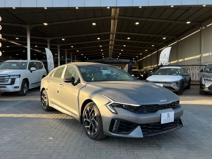 جديدة Kia K5 ثالثاً فيس ليفت, 2.5 l, 2025 في في المملكة العربية السعودية, الرياض من Al Sughayyir Cars الصغير للسيارات، اللون رمادي.  | AUTO.AE | إعلان #254796