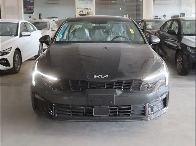 جديدة Kia K5 ثالثاً فيس ليفت, 2.5 l, 2026 في في المملكة العربية السعودية, الرياض من Al Qarni Motors معرض القرني للسيارات، اللون رمادي.  | AUTO.AE | إعلان #257453