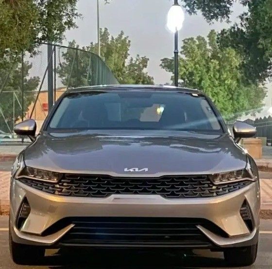 Подержанный Kia K5 III, 1.6 л, 2022 в Саудовская Аравия, Эр-Рияд от Bayraq Al Ibda’a Cars معرض بيرق الابداع Серый цвет.  | AUTO.AE | Объявление #261745