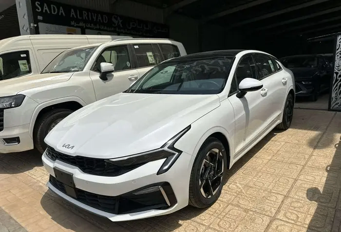 جديدة ⁦Kia K5 ثالثاً فيس ليفت، 2.5 l، 2026⁩ في في المملكة العربية السعودية, الرياض من Sada Al Riyadh صدى الرياض، اللون أبيض. مواصفات الخليج | AUTO.AE | إعلان #289137