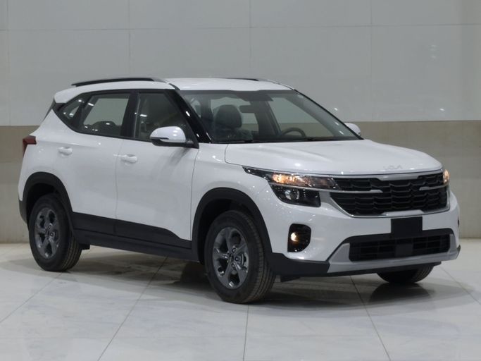 جديدة Kia Seltos أنا فيس ليفت, 1.6 l, 2024 في في المملكة العربية السعودية, الرياض من Al Imtiaz Cars شركة الامتياز للسيارات، اللون أبيض. مواصفات الخليج | AUTO.AE | إعلان #258026