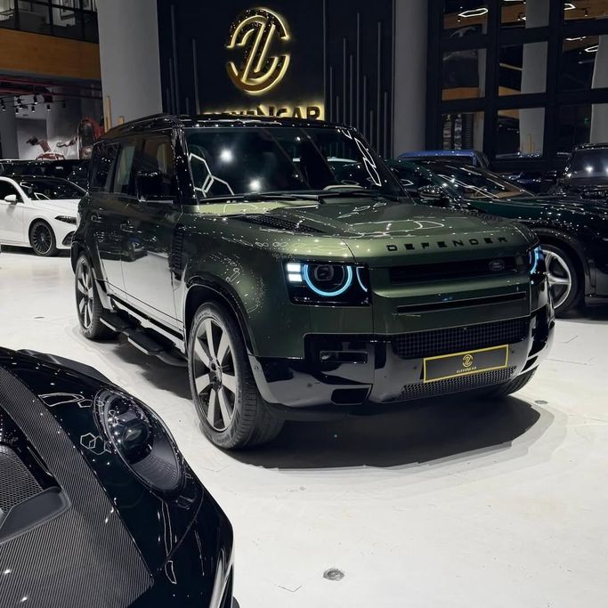 جديدة Land Rover Defender 110 ثانياً, 3.0 l, 2026 في في المملكة العربية السعودية, الرياض من Eleven car، اللون أخضر. مواصفات الخليج | AUTO.AE