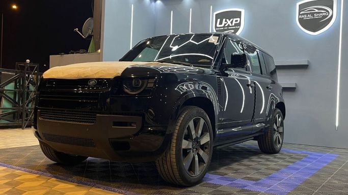 جديدة Land Rover Defender 110 ثانياً, 3.0 l, 2026 في في المملكة العربية السعودية, الرياض من Ras Al Sharq راس الشرق، اللون أسود. مواصفات الخليج | AUTO.AE | إعلان #247834