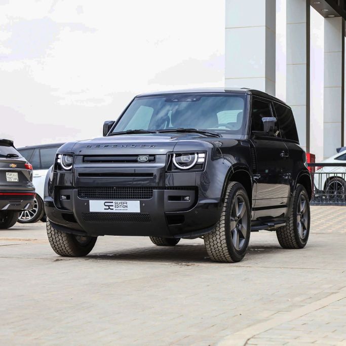 جديدة Land Rover Defender P400 ثانياً, 3.0 l, 2026 في في المملكة العربية السعودية, الرياض من Silver Edition الاصدار الفضي، اللون رمادي.  | AUTO.AE | إعلان #252019