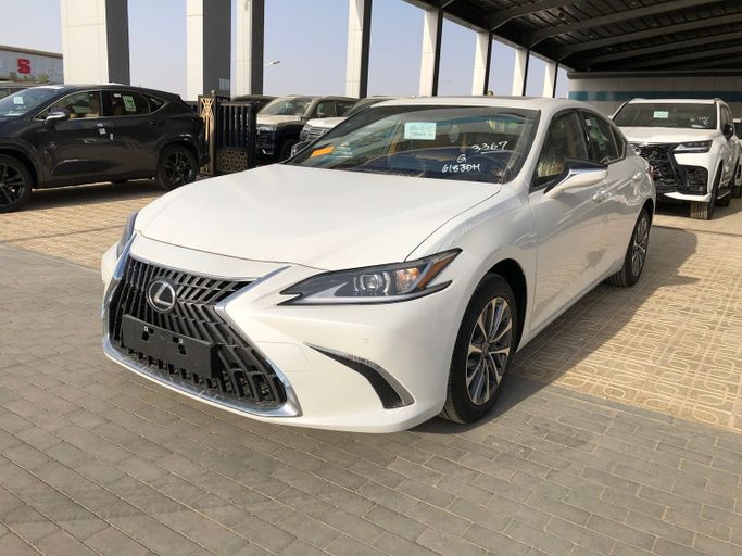 جديدة Lexus ES 250 فيس ليفت السابع, 2.5 l, 2025 في في المملكة العربية السعودية, الرياض من Saqar Najd معرض صقر نجد للسيارات، اللون أبيض.  | AUTO.AE | إعلان #251190