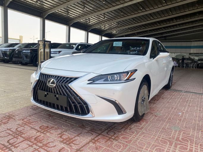 جديدة Lexus ES 300h فيس ليفت السابع, 2.5 l, 2025 في في المملكة العربية السعودية, الرياض من Saqar Najd معرض صقر نجد للسيارات، اللون أبيض.  | AUTO.AE | إعلان #251201