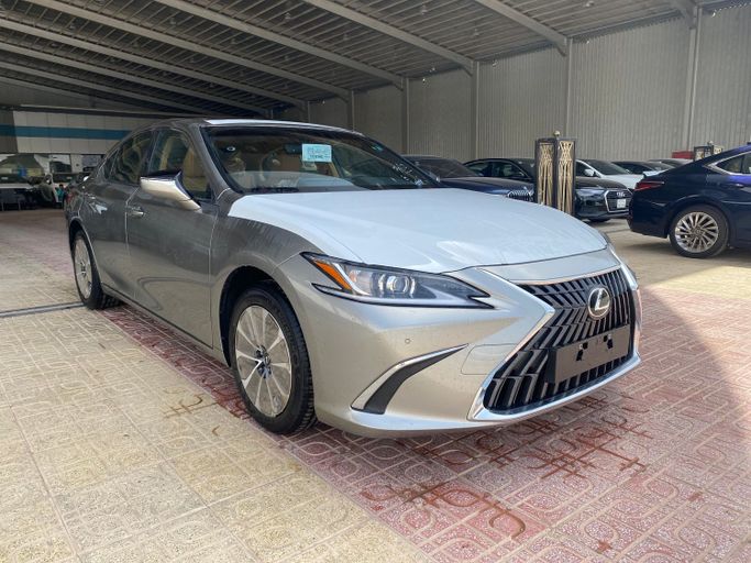 جديدة Lexus ES 300h فيس ليفت السابع, 2.5 l, 2025 في في المملكة العربية السعودية, الرياض من Saqar Najd معرض صقر نجد للسيارات، اللون فضي.  | AUTO.AE | إعلان #251203