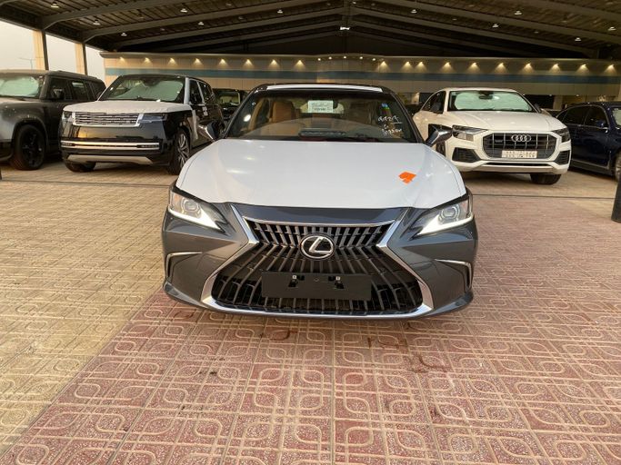 جديدة Lexus ES 300h فيس ليفت السابع, 2.5 l, 2025 في في المملكة العربية السعودية, الرياض من Saqar Najd معرض صقر نجد للسيارات، اللون رمادي.  | AUTO.AE | إعلان #251204
