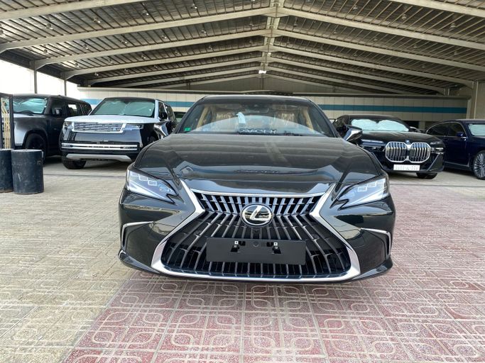 جديدة Lexus ES 350 فيس ليفت السابع, 3.5 l, 2025 في في المملكة العربية السعودية, الرياض من Saqar Najd معرض صقر نجد للسيارات، اللون أسود.  | AUTO.AE | إعلان #251214
