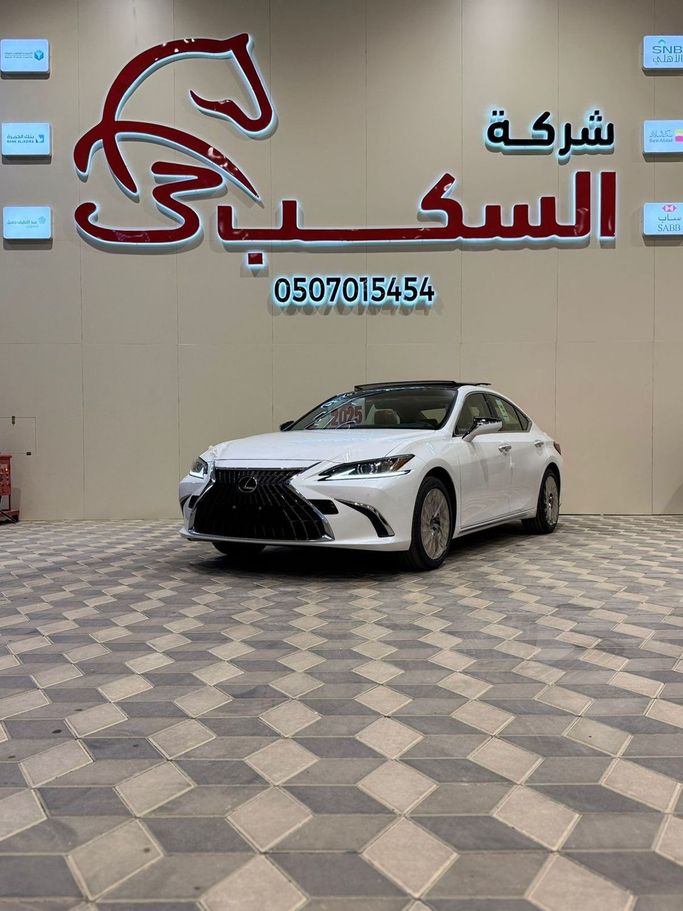 Новый Lexus ES 350 VII (XZ10) Рестайлинг 2, 3.5 л, 2025 в Саудовская Аравия, Эр-Рияд от Al Sakab Cars شركة السكب الراقي للسيارات Белый цвет. GCC | AUTO.AE | Объявление #251851