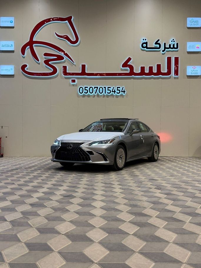 جديدة Lexus ES 350 فيس ليفت السابع, 3.5 l, 2025 في في المملكة العربية السعودية, الرياض من Al Sakab Cars شركة السكب الراقي للسيارات، اللون فضي. مواصفات الخليج | AUTO.AE | إعلان #251946