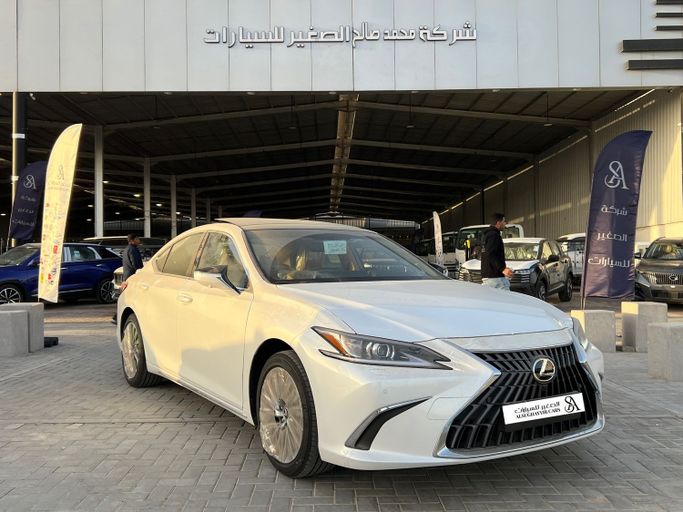 جديدة Lexus ES 350 فيس ليفت السابع, 3.5 l, 2025 في في المملكة العربية السعودية, الرياض من Al Sughayyir Cars الصغير للسيارات، اللون فضي.  | AUTO.AE | إعلان #254835